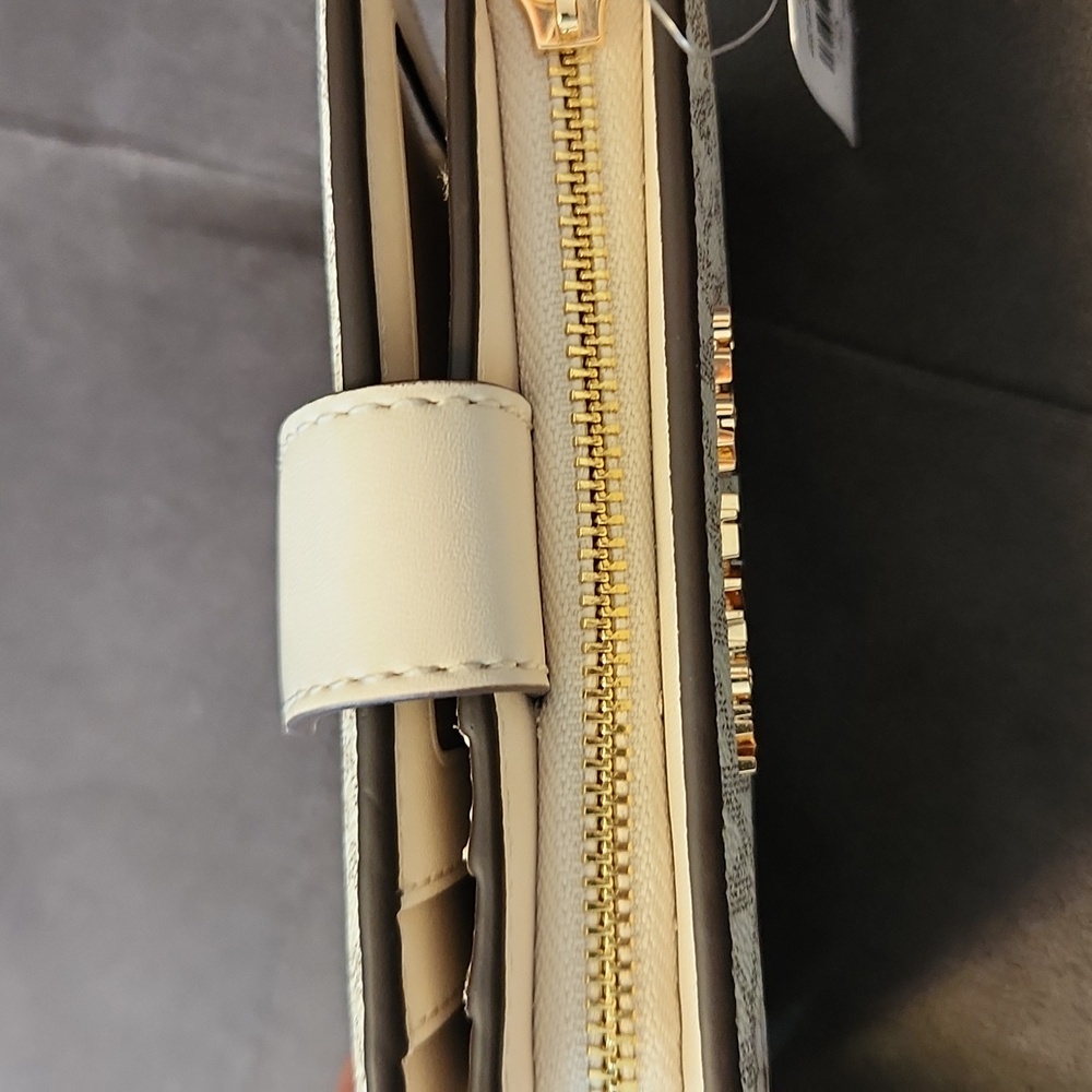 Michael Kors NWT Cream and Pink Wallets with Signature Monogram - Picture 5 of 5